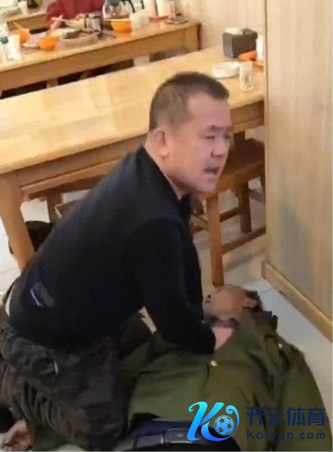 男人在餐厅倏得倒地 快递小哥救东说念主