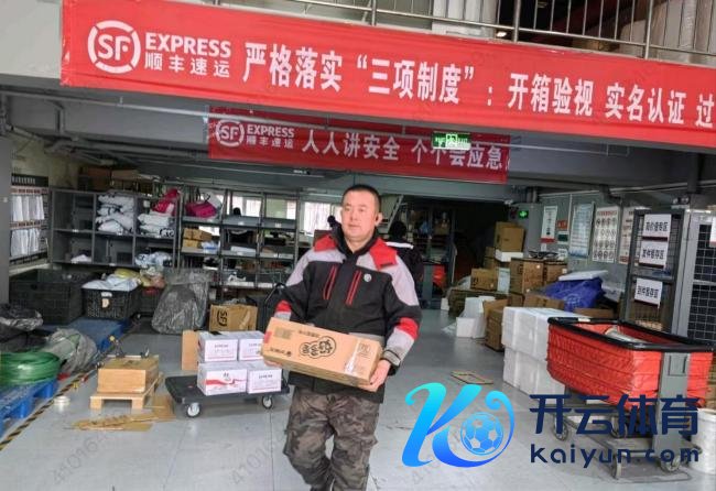 男人在餐厅倏得倒地 快递小哥救东说念主 平素豪举点亮人命